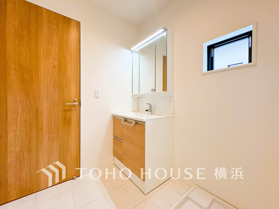 落ち着いた空間を演出するカラーと、ゆったり落ち着いてお使い頂ける広さが魅力のパウダールーム。居室からも独立しており、プライベート空間を保ちます。