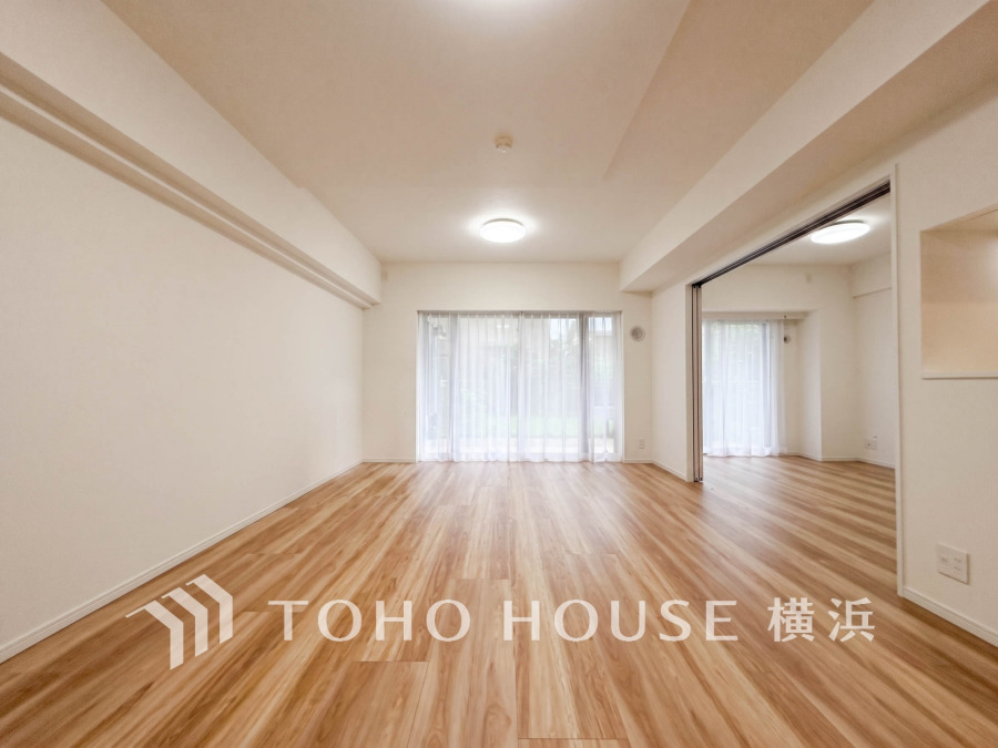 家族みんなが爽やかに健やかに過ごせるように、溢れる光をたっぷり取り込んだリビングダイニング。集いの場、憩いの場としての快適性を求めたやすらぎの空間です。