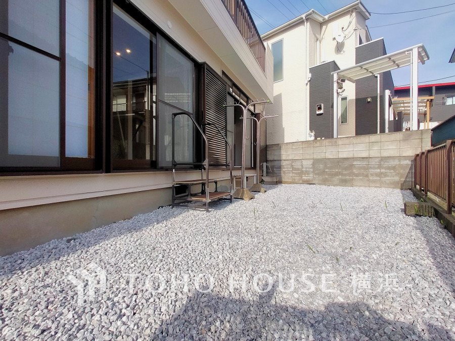 広々とした南庭は前面道路から1段高くプライバシー性も良好です