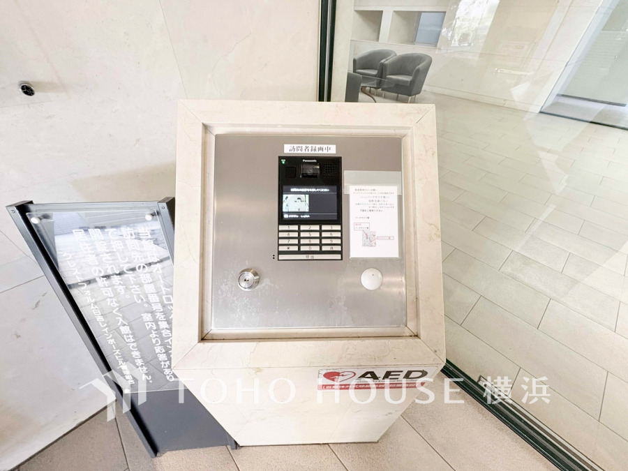 エントランスには「オートロック」を完備しております。エントランスと玄関の二か所での防犯は、空き巣や不審者だけでなく、セールスや訪問販売などもシャットアウトでき、あると安心の設備です。