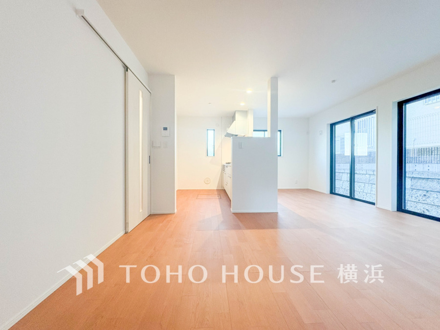 南向きの大きな窓からたっぷりと光が入る明るいLDK。落ち着いた雰囲気に包まれた空間です。
