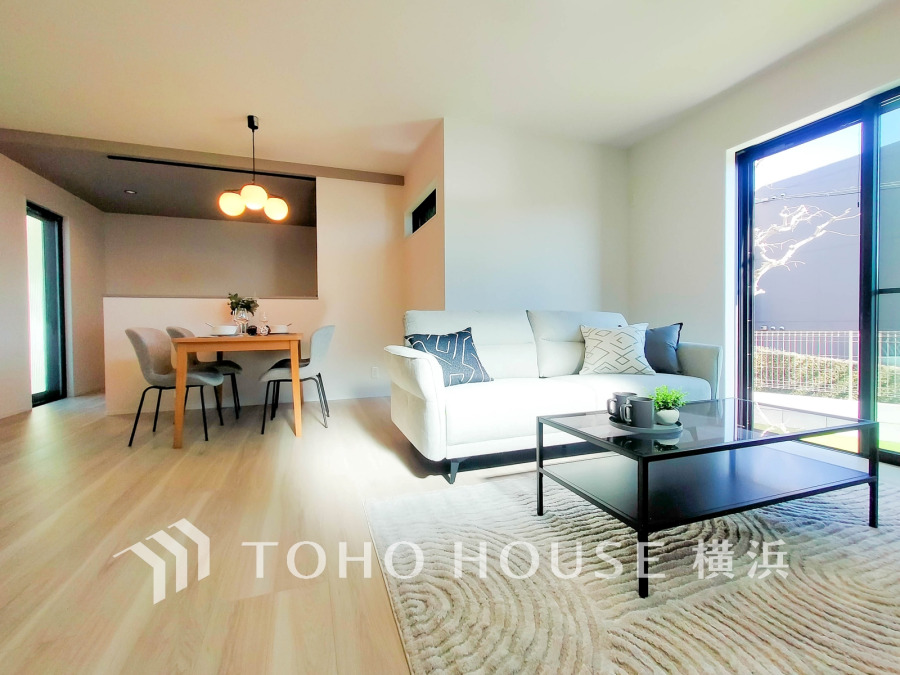 太陽の恵みを受けた明るい空間。吹きぬける風を感じながら爽やかで風通しの良い暮らしが叶います。
