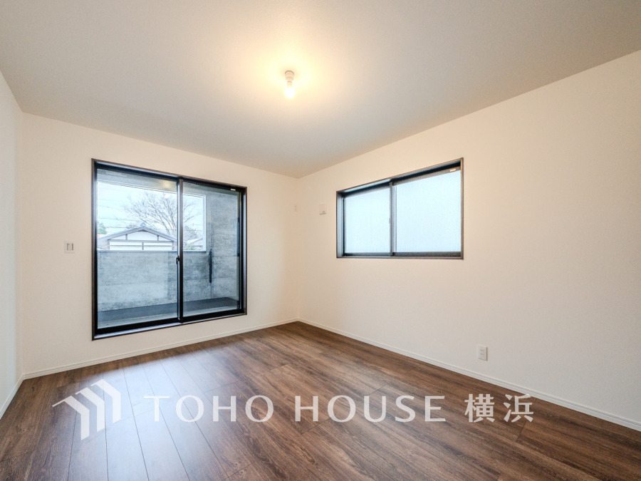 晴天の輝きと共に差し込む暖かな陽射しを愉しむことのできる空間。時には雨音が刻むリズムとハーモニーに耳を澄まし、煌く星空を眺める、そんな日常がここにあります。