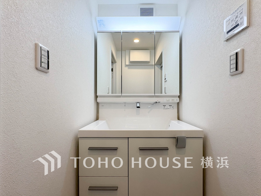 清潔感あふれる洗面台は収納力も抜群で、毎日の身支度が快適にできる機能的な空間です。