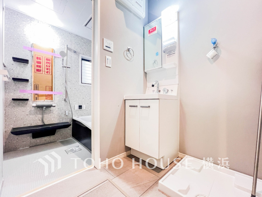 十分な大きさの洗面台は、身だしなみチェックや歯磨きなど、朝の慌ただしい時間でも余裕とゆとりを感じて頂けます。