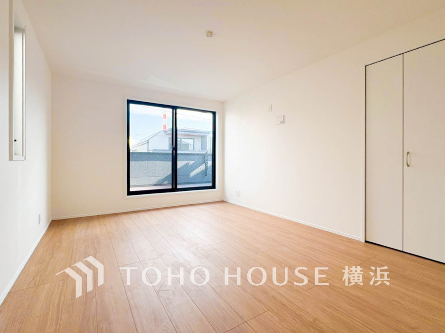 採光もアクセントの一つとして。プライベートルームにはやさしい光が射し込んでいて、この明るい好みの空間で読書をしたり、音楽を聞いたりと一人の時間も充実したものにできます。