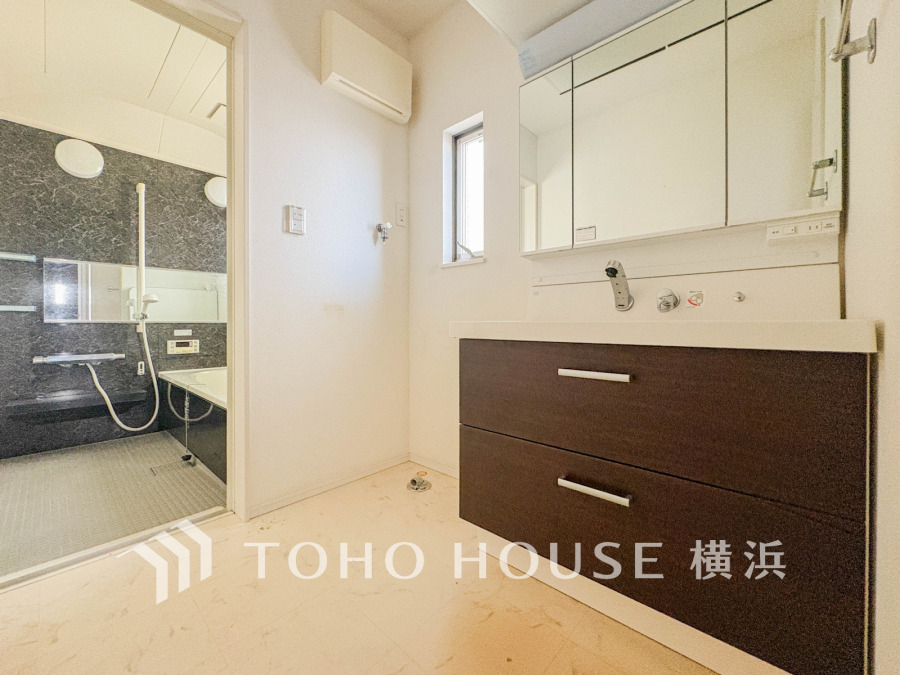 洗面台には三面鏡を採用。身だしなみを整えやすい事はもちろんですが、鏡の後ろに収納スペースを設ける事により、散らかりやすい洗面スペースをすっきりさせる事が出来るのも嬉しいですね。