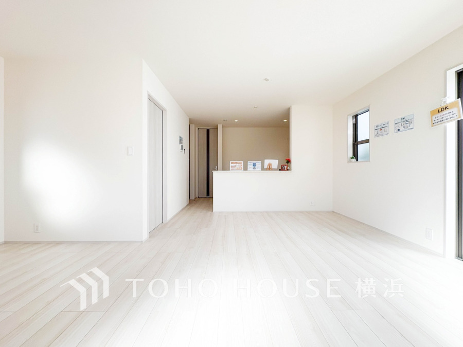 明るく開放的なリビングは、白を基調とした清潔感あふれる空間で、家族の団らんに最適です。