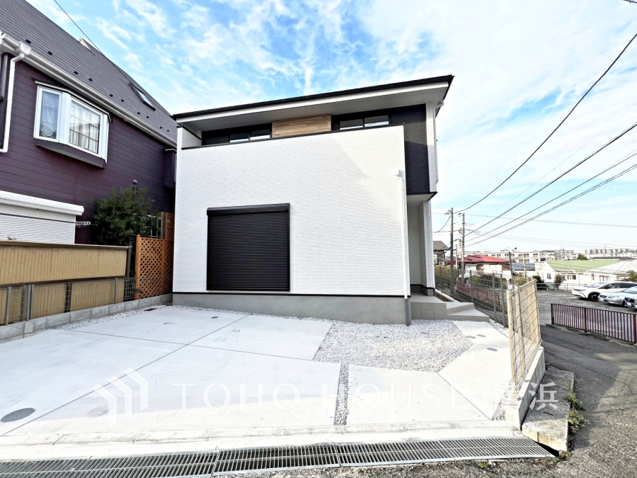 白を基調としたモダンな外観。広々2台分の駐車スペース付き（車種による）です。