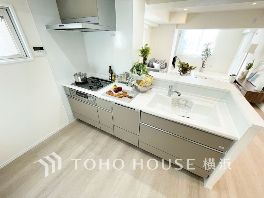 機能性とデザイン性を兼ね備えたシステムキッチン。リビングとの一体感も考慮され、美しい空間が実現。
