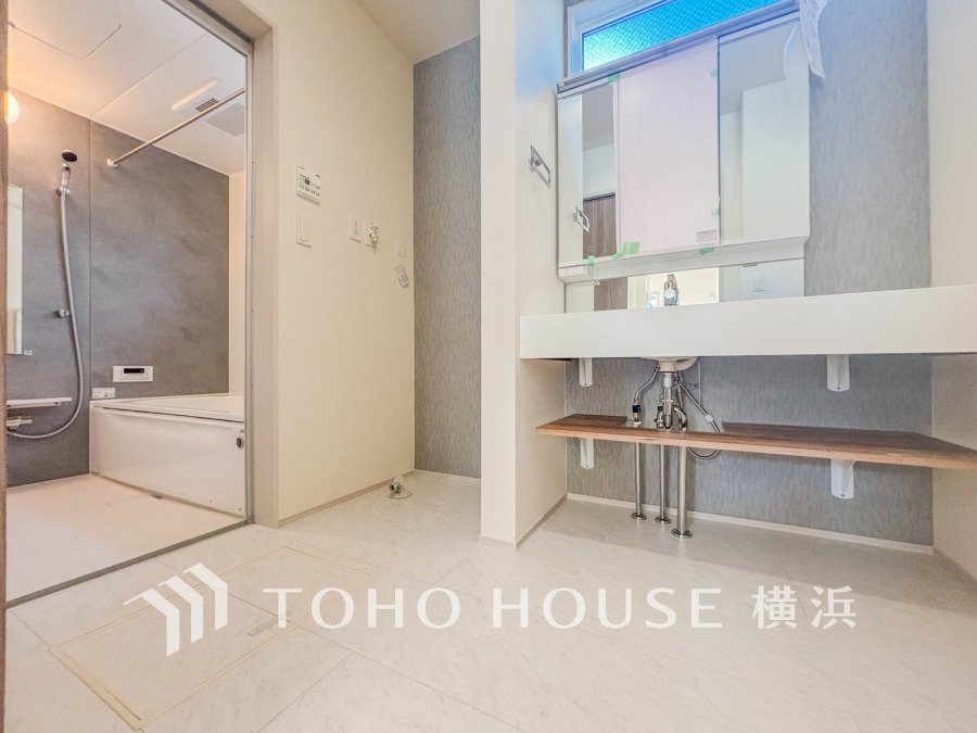 清潔感のある洗面＆バスルーム。多彩な機能が備えられたリフレッシュ空間です。
