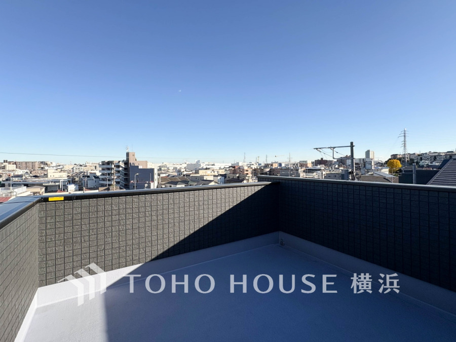 大空と気持ちよく繋がるルーフバルコニー。大きなテーブルを置いても余裕があります。アウトドアリビングとしてゆったりと食事をしたり、ホームパーティを開いてもいいですね。