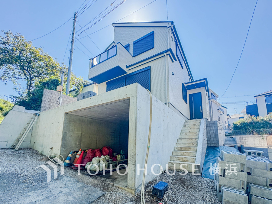 住む人を映し出す洗練された佇まいは、いつまでも輝き続けながらいつしか街の風景に溶け込んでいきます。