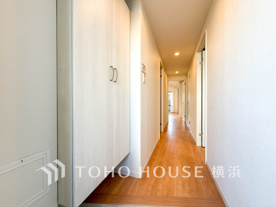 お客様をお迎えする玄関は落ち着いた雰囲気。帰り着くたびに洗練されたテイストの空間に迎えられ誇りと喜びを感じる玄関まわりです。