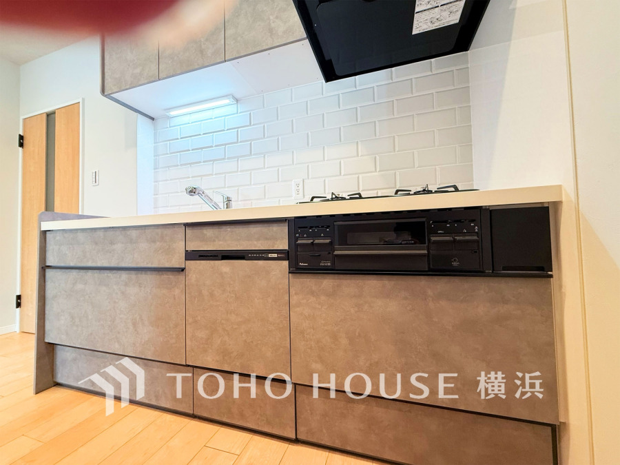 スタイリッシュなデザインのシステムキッチン。収納力と使い勝手を両立し、毎日の料理が快適に。