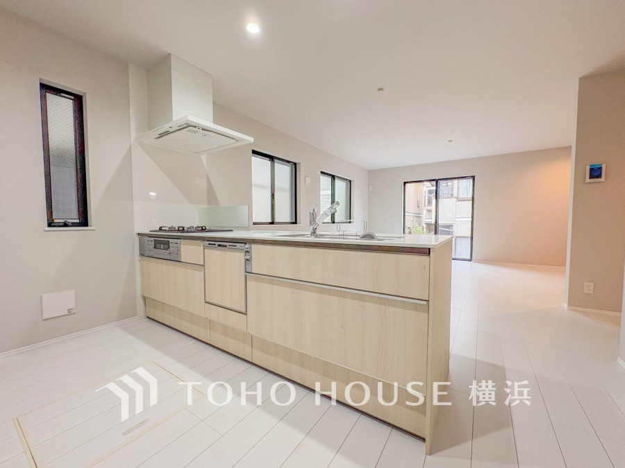 使い勝手の良い設備のキッチンで効率よくお料理もできます。食する料理に家族が舌鼓を打ち自然と笑いが絶えない空気感がそこに広がります。自慢の腕をふるってください。