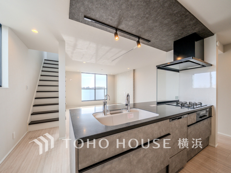 機能性とデザイン性を兼ね備えたシステムキッチン。リビングとの一体感も考慮され、美しい空間が実現。
