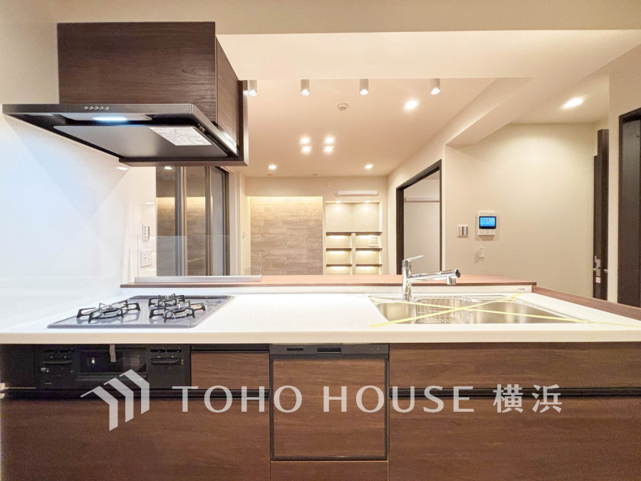 対面カウンターでリビングとつながり、開放感と会話が楽しめる空間です。