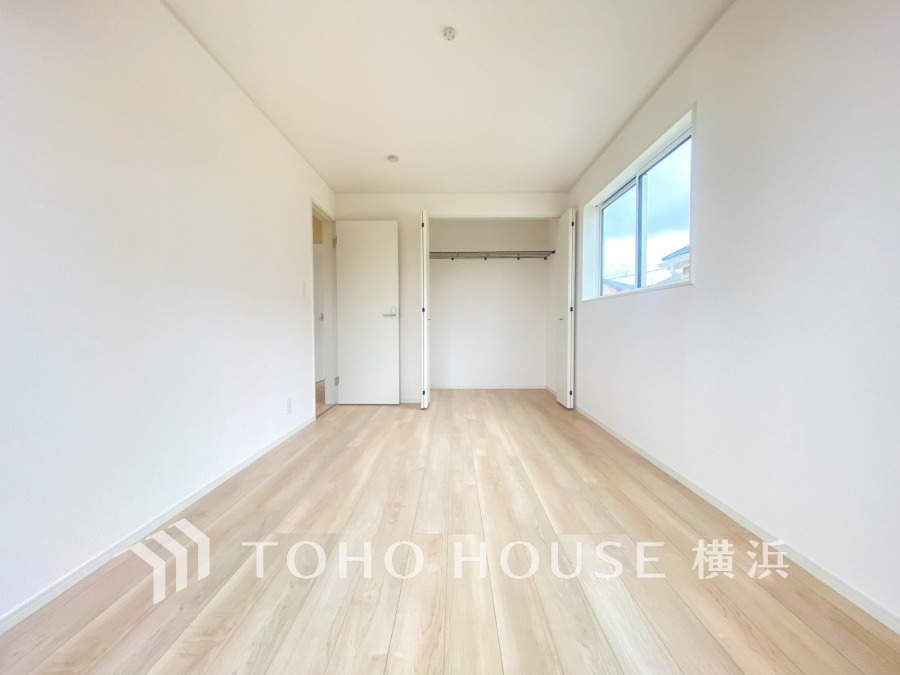 穏やかな風と陽光を導き、プライバシーに配慮された設計プランを採用し、居住性を一段と心地よいものにしています。明るく開放的な空間を演出しております。