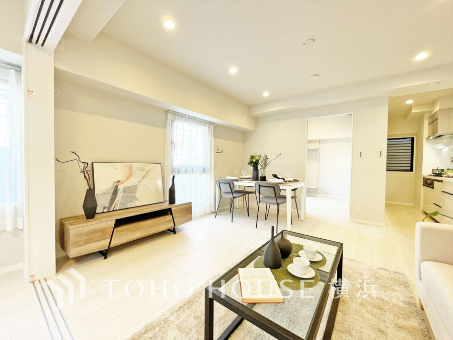 ここにはみんなが集い、食事と楽しい会話が始まる。話に夢中になりすぎて、ついつい時を忘れてしまう。そんな束の間の幸せを感じさせてくれる場所。