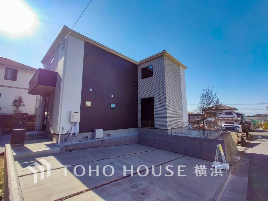 陽当たり良好な新築のお住まい。ゆとりある駐車スペース付きで快適な暮らしを実現します。