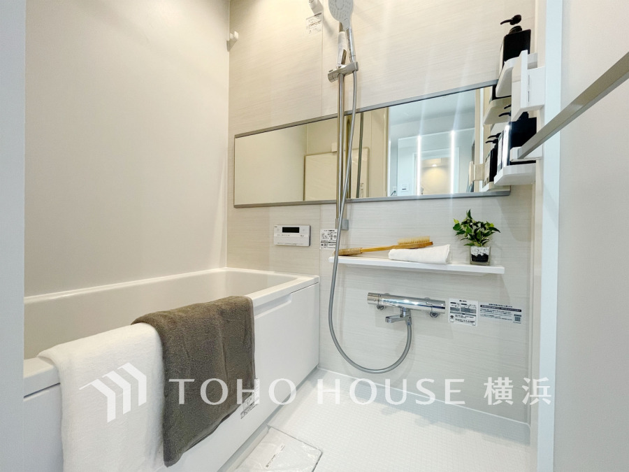 心地よいリラックスを叶える清潔感溢れる美しい空間。快適で機能的なバスルームです。
