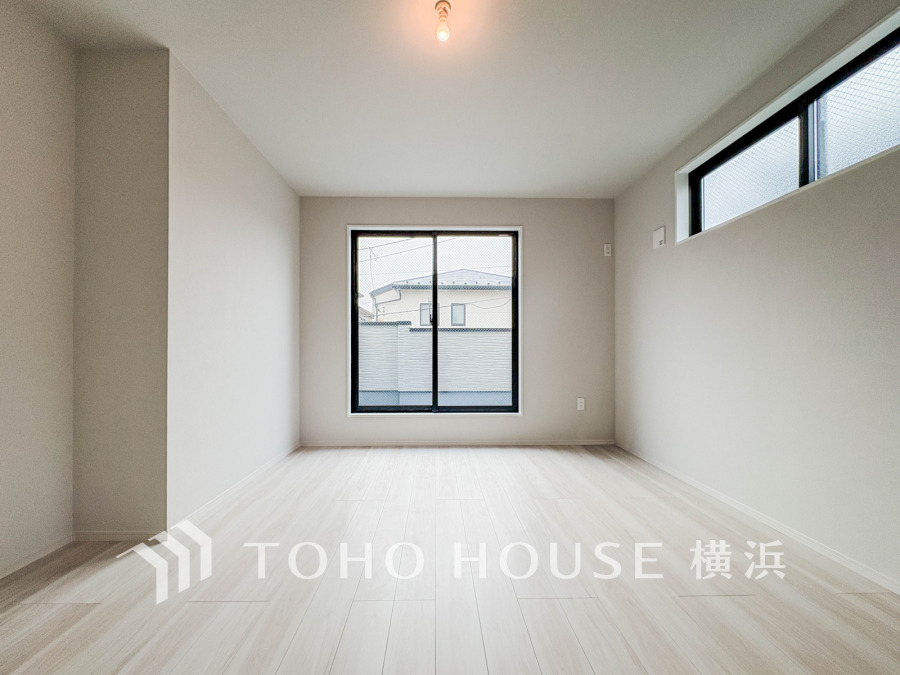 大きな窓からたっぷりと陽光が注がれる明るい空間。家族の成長に対応できる永住仕様の間取り。時を忘れて過ごす場所として過ごせるお部屋。