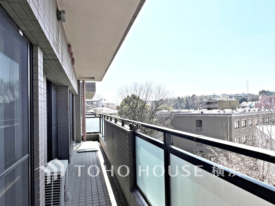 陽当たり良好で開放感あるバルコニー。のびやかな眺望の広がる穏やかな住環境です。