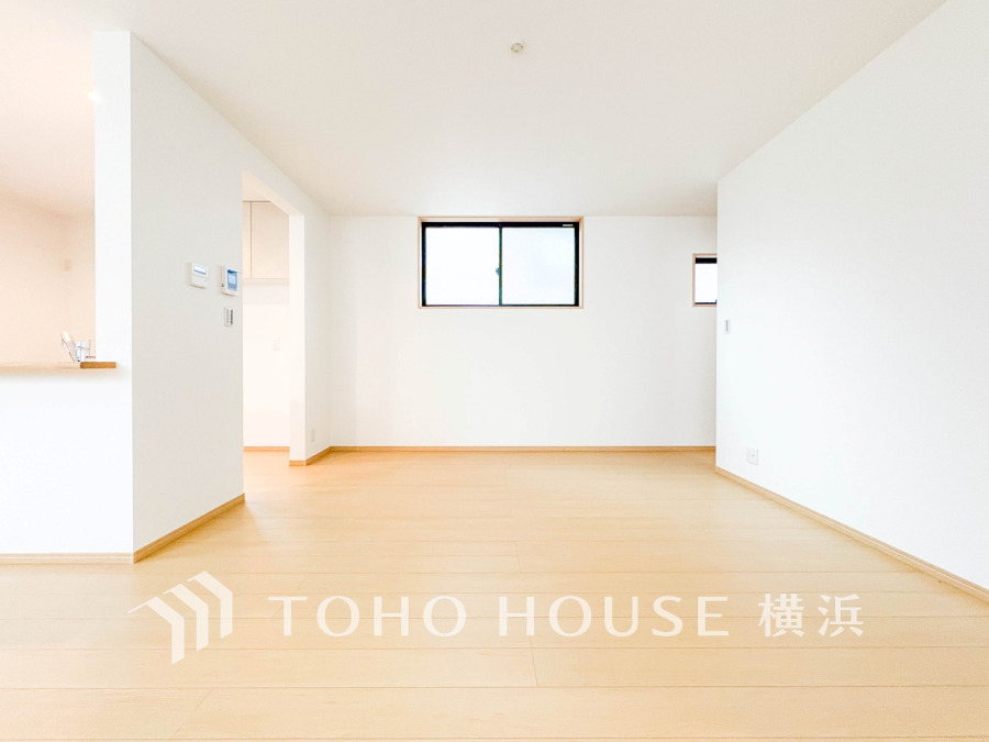 広々としたリビングダイニングは、シックでモダンな内装。落ち着いた雰囲気に包まれて、伸びやかな空間の中で、ゆったりと家族団らんのひとときを過ごせます。