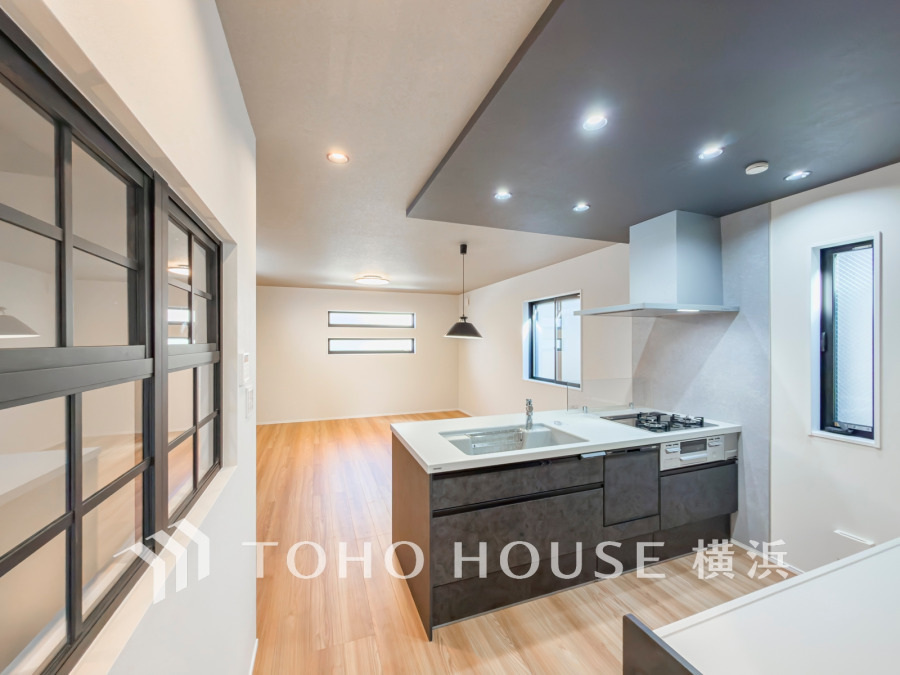 一日の中で多くの時間を過ごすことになる住まいだからこそ、いつも穏やかな空間であるように心掛けています。構成する建材などへの配慮が、住まう方の健康を守ります。