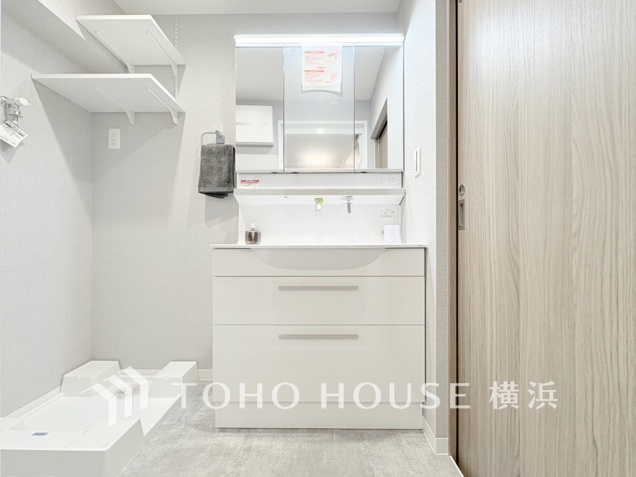 落ち着いた空間を演出するカラーと、ゆったり落ち着いてお使い頂ける広さが魅力のパウダールーム。居室からも独立しており、プライベート空間を保ちます。