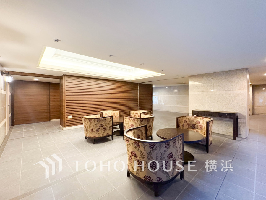 上質で落ち着いた雰囲気の共有ラウンジ。ゆったりとした椅子が並び、住民の憩いの場として最適です。