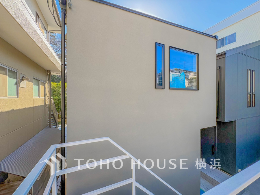 シンプルでスタイリッシュな外観が魅力の新築住宅。明るい窓から自然光が差し込みます。