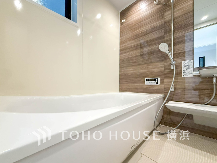 掃除のしやすさ・収納の便利さなど、おふろを使う人、お手入れする人、みんなにとっての「しあわせ性能」を追求したバスルームを採用いたしました。