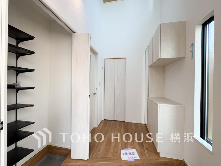 開放感のある吹抜けの玄関ホール。帰り着くとホッと落ち着けるような色合いとデザインで、爽快感と幸せ感を満たす空間。