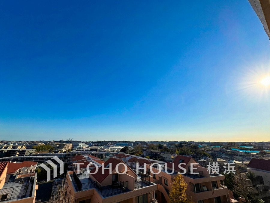 手を伸ばせば、ふれることが出来そうな環境が、そのままインテリアになったような印象です。その豊かな眺望にふさわしい空間には、通風・採光にも優れ、心地よい光と風があふれています。