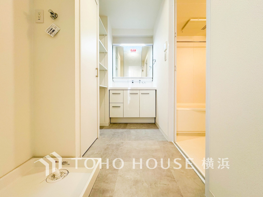 新規交換された洗面化粧台は美しく使いやすい機能が備えられています。