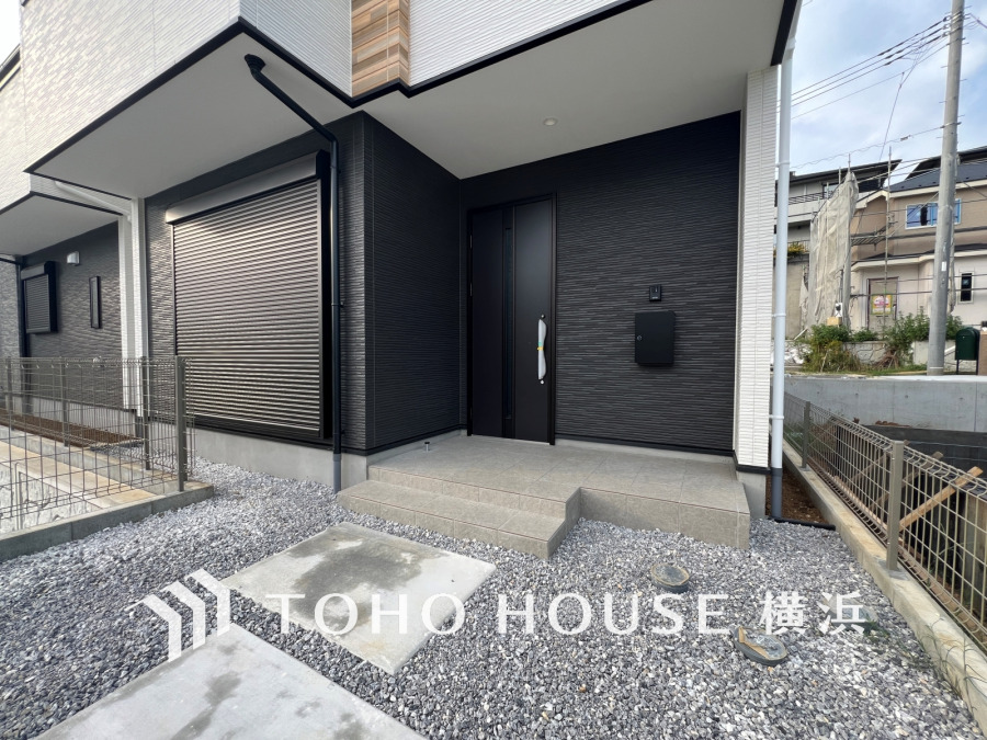 お客様をお迎えする玄関は落ち着いた雰囲気。帰り着くたびに洗練されたテイストの空間に迎えられ誇りと喜びを感じる玄関まわりです。