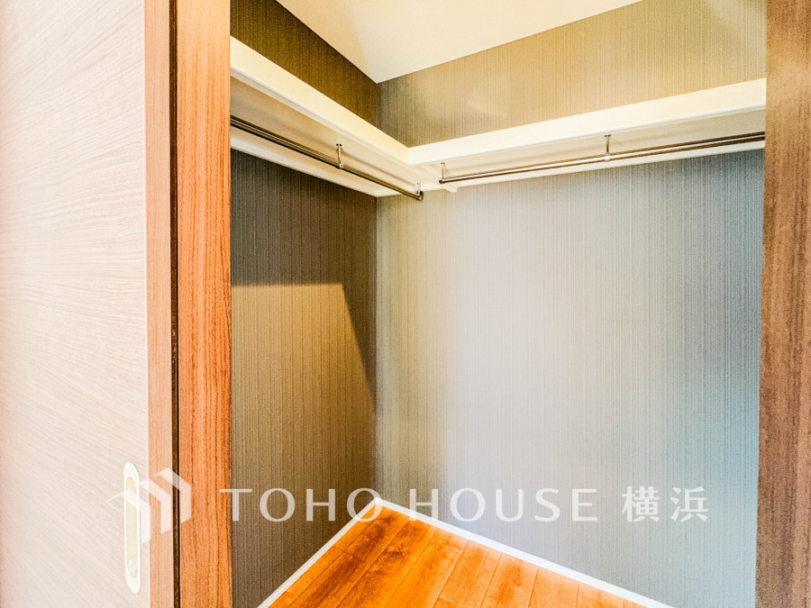 ひと目で収納物を確認できるウォークインクロゼットは、ゆとりの広さを備えた大型収納。数多くの衣類に加え、足元には引出しや衣装箱、シューズボックスなども収納することができます。