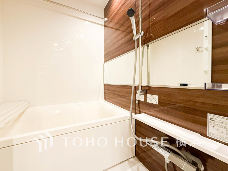 快適な使い心地とゆとりある空間が1日の疲れを解きほぐすバスルーム。空間も浴槽もゆったりのびのび使えるゆとり設計。広く感じるゆとり設計で快適なリラックスタイムを過ごせます。