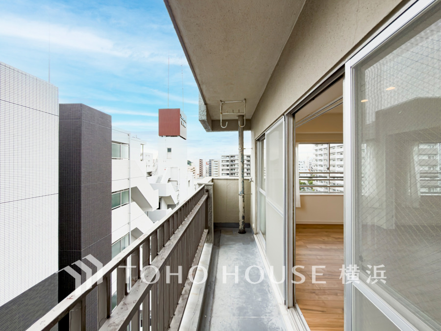 広いバルコニーは、暮らしの中での光と風を演出してくれています。見事なまでの開放的な空間をお楽しみください。