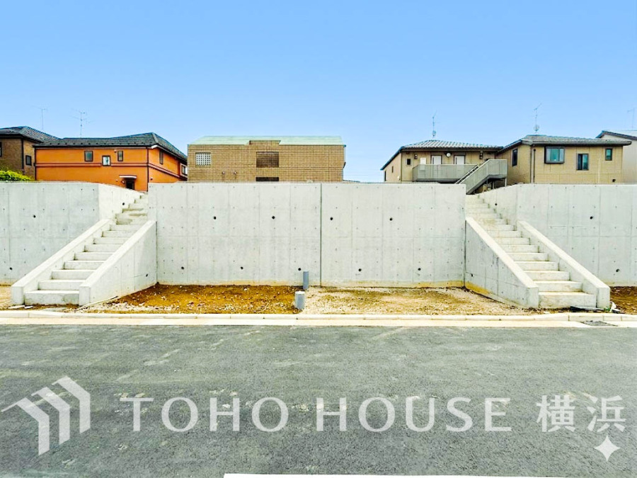 【2026年4月撮影】同時に多区画で建築されるお住まいは、新生活をご近所と共にスタートできることが魅力の一つ。また、街全体で調整される窓位置や統一感ある外観。そこに住まうご家族の心地よさをも追求します。