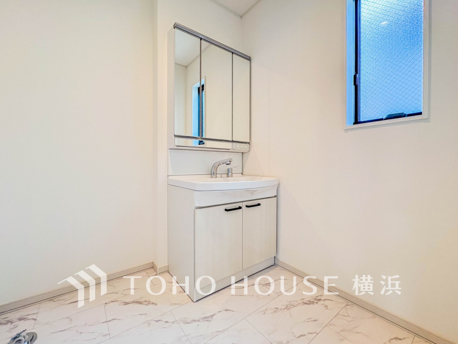 使いやすい機能が備えられた清潔感溢れる洗面空間。収納も充実しています。
