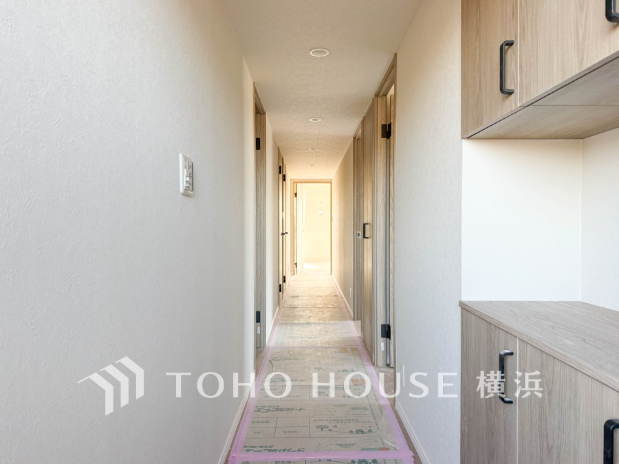 上質感漂う玄関と廊下。居住者の帰り、訪れる方を優しく迎える・安らぎに満ちた生活空間を予感させる。健やかな暮らしを楽しめそう。