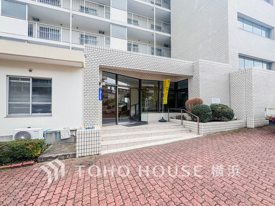 植栽の位置や開放的なエクステリアも含めて美しくトータルにデザインされています。時間のゆとりと空間、爽やかな陽光がもたらす光と風を贅沢なまでに感じる暮らしが始まります。