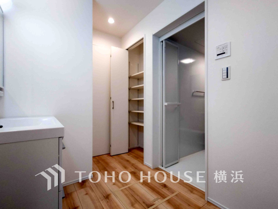 十分な大きさの洗面台は、身だしなみチェックや歯磨きなど、朝の慌ただしい時間でも余裕とゆとりを感じて頂けます。