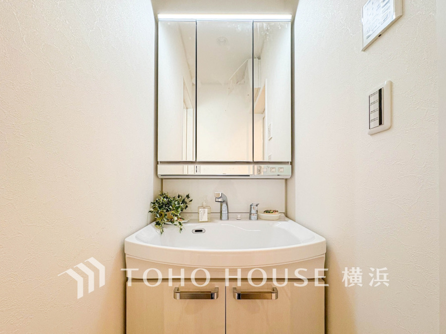 ご家族の1日が始まり、1日の終わりを締めくくる洗面空間。洗濯機を配置しても十分なスペースを確保した設計となっております。