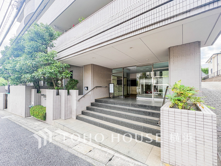 植栽の位置や開放的なエクステリアも含めて美しくトータルにデザインされています。時間のゆとりと空間、爽やかな陽光がもたらす光と風を贅沢なまでに感じる暮らしが始まります。