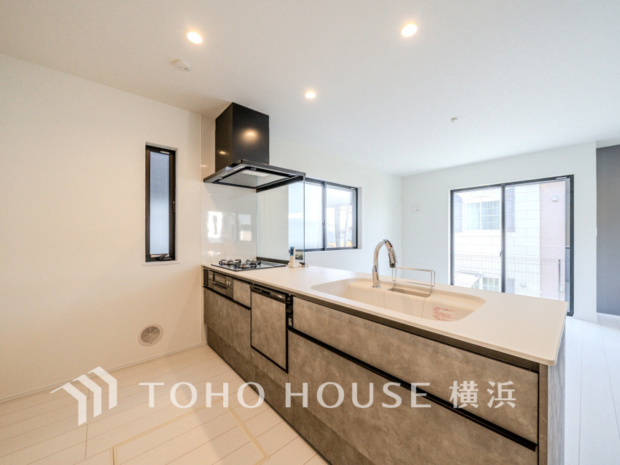 多彩な機能と洗練された美しいデザイン、細やかな優しさが毎日を演出します。プライベートスペースを彩るインテリアとしての美と、快適な日常を支える機能性と強さが一つになったキッチン。