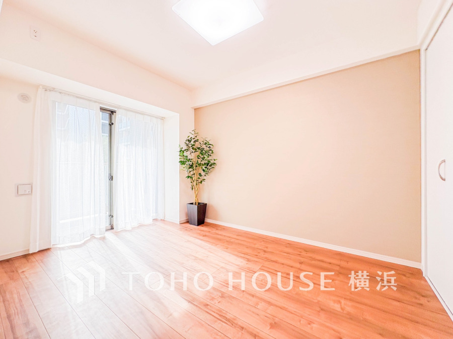 バルコニーに面した明るい洋室。穏やかな陽射しが、ゆったりとした寛ぎの時間を包みます。
